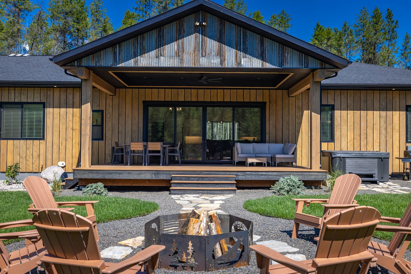 Glacier Getaway covered patio and fire pit